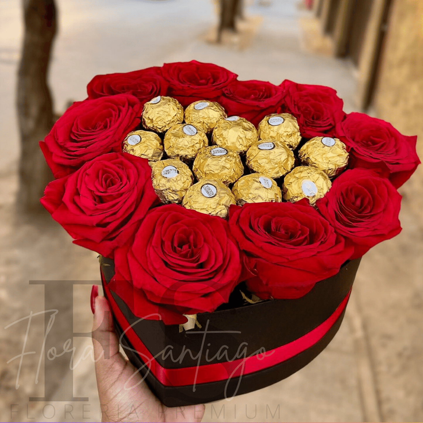 box corazón con 10 rosas 8 bombones de chocolate, envía Flores a domicilio