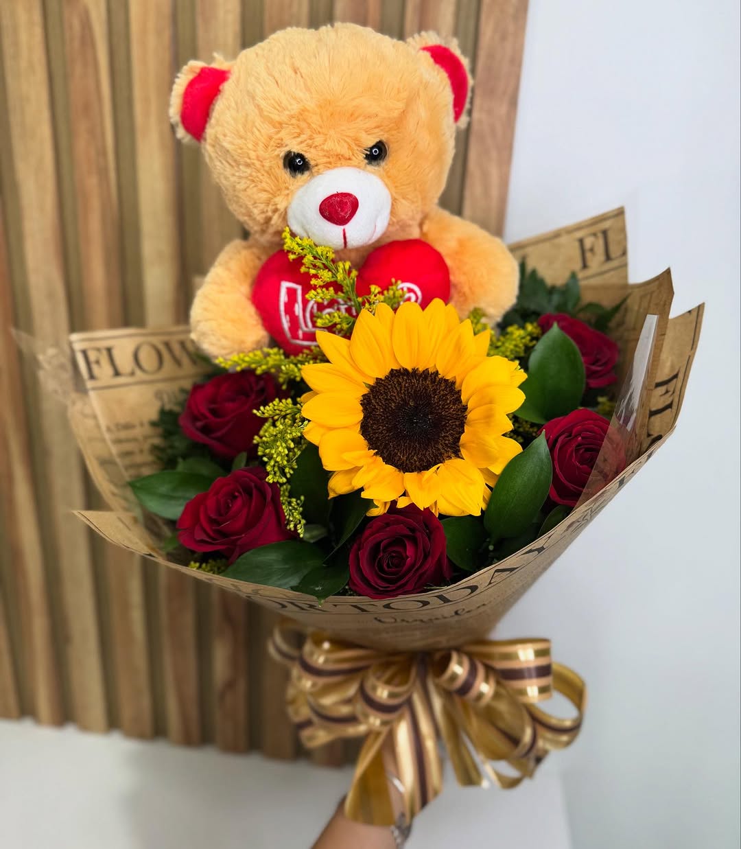 Ramo de 6 rosas y un girasol con eso de peluche