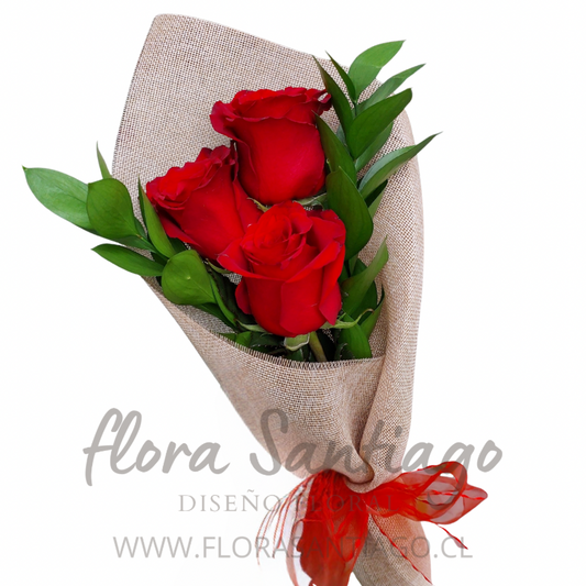 3 Rosas rojas envueltas para regalo
