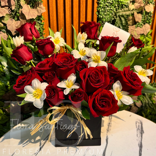Lindo arreglo con rosas rojas, mini rosas y tulipanes altura 40cm