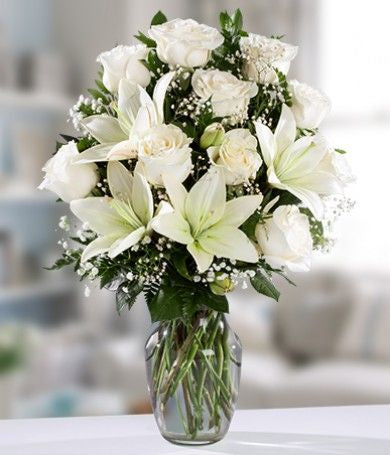 Florero de Liliums blanco y rosas clancas