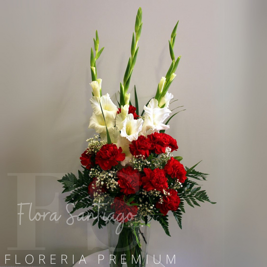 Florero con 12 rosas rojas y 5 varas de gladiolo blanco