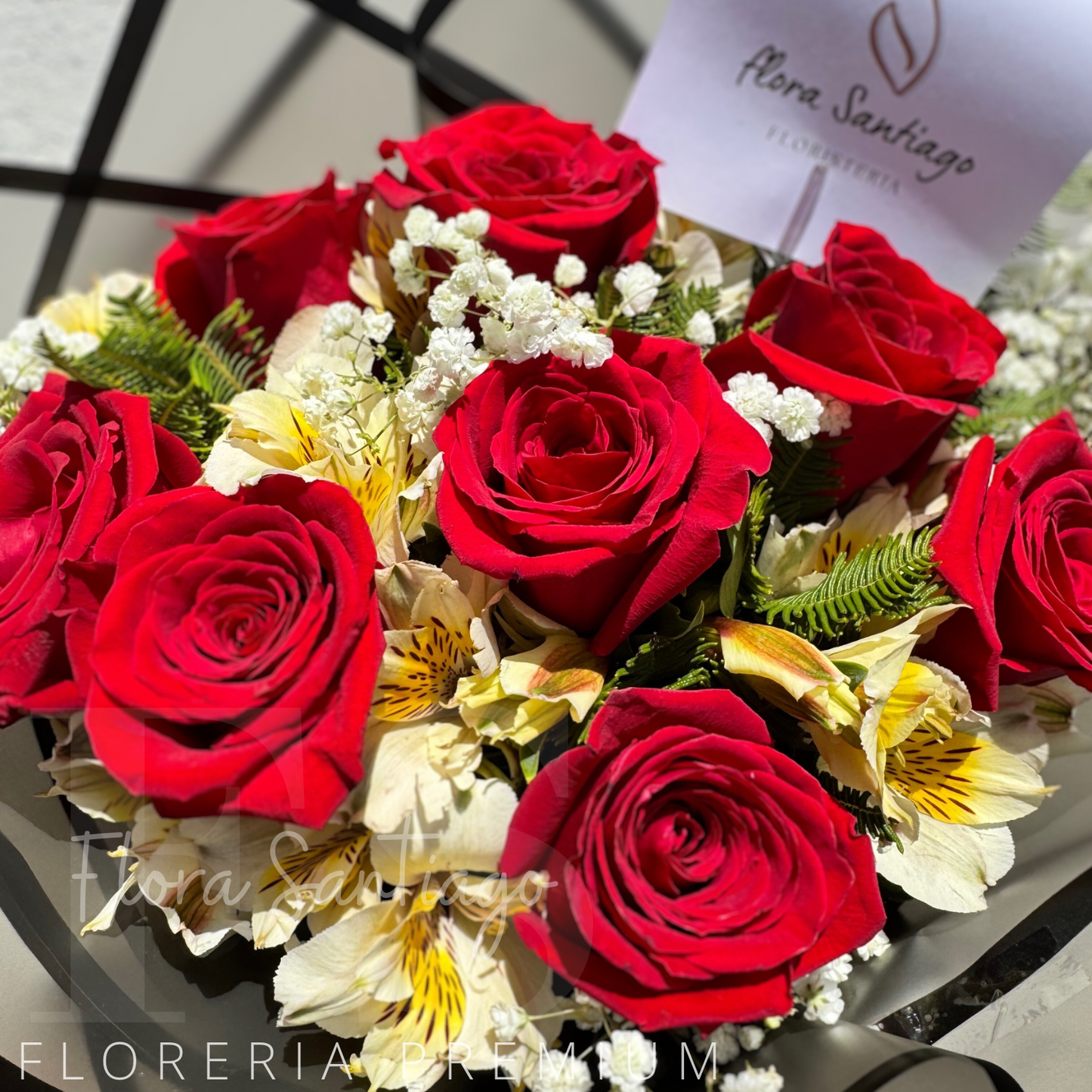 Ramo con 8 rosas rojas y Alstroemeria,