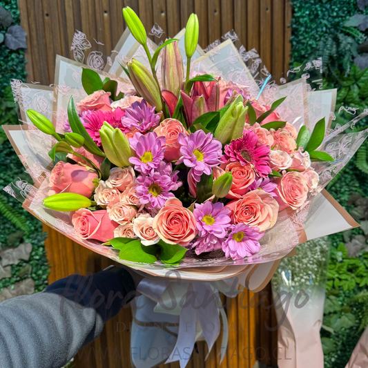 Ramo de 24 rosas rosadas, liliums rosado, margaritas y mini rosas