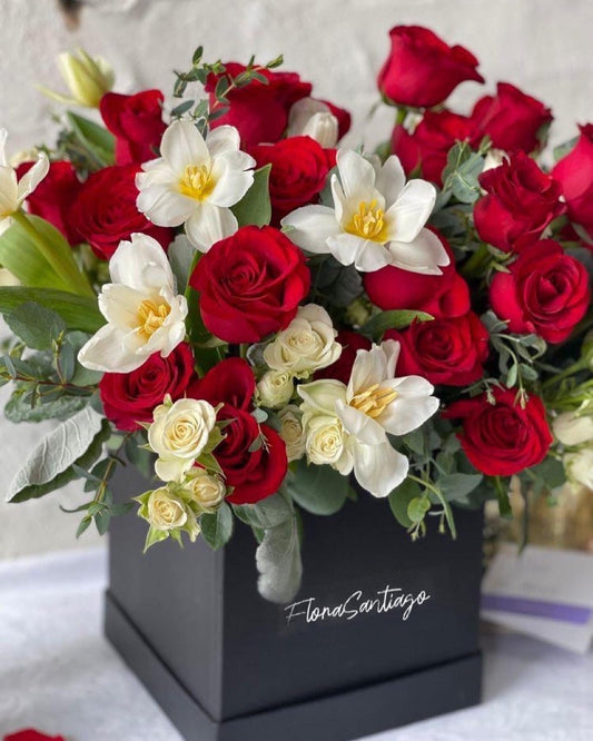 box con 15 rosas y 10 tulipanes blancos
