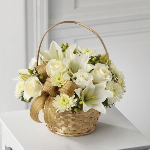 Cesta con flores blancas